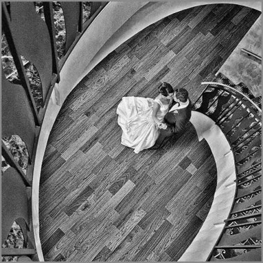 spiral staircase at renaissance northbrook hotel